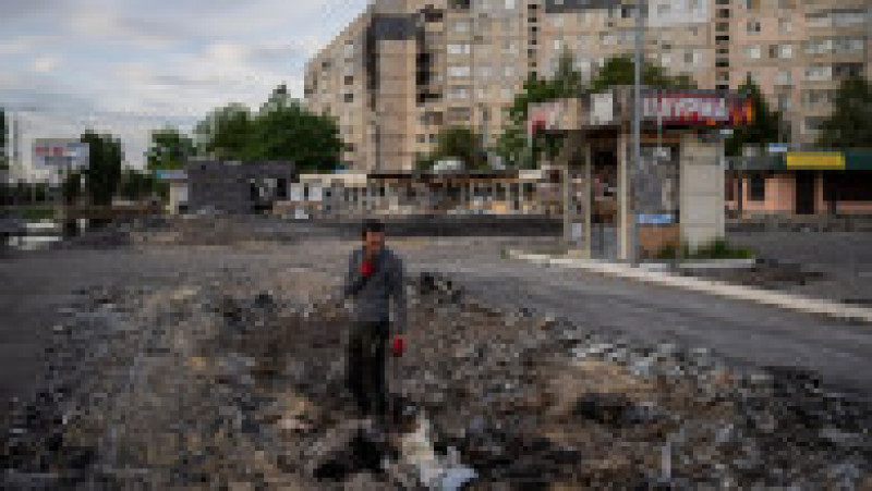 Un bărbat caută resturi de metal într-un cartier bombardat din Harkov. Foto: Profimedia Images | Poza 1 din 12