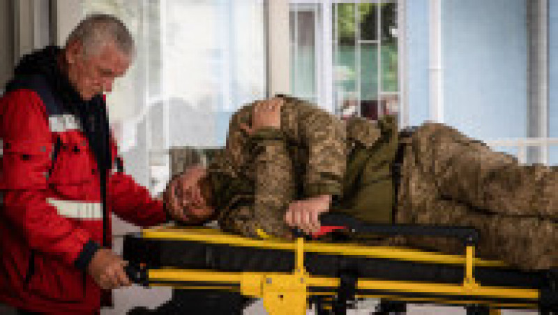 Un paramedic mută un soldat ucrainean rănit într-un spital medical din Donețk. Foto: Profimedia Images | Poza 7 din 12