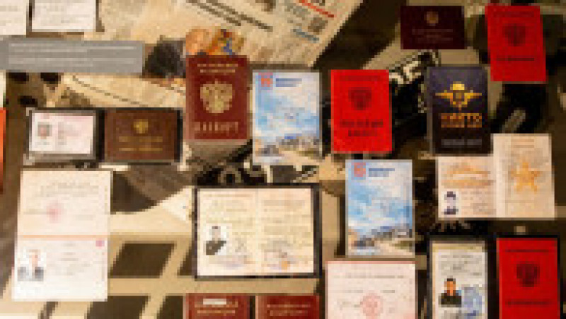 Pașapoarte și documente ale rușilor, expuse în muzeul din Kiev. Foto: Profimedia Images | Poza 10 din 16