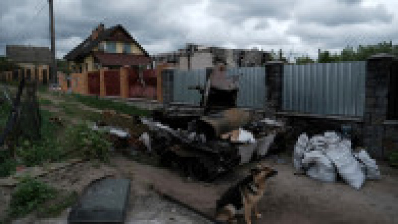 Un tanc ars a fost lăsat într-o zonă rezidențială din Moshun, provincia Kiev. Foto: Profimedia Images | Poza 19 din 22