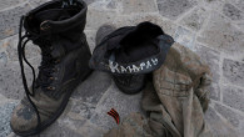 Bocanci si haine ramase in urma soldatilor rusși. FOTO: Profimedia Images | Poza 49 din 106