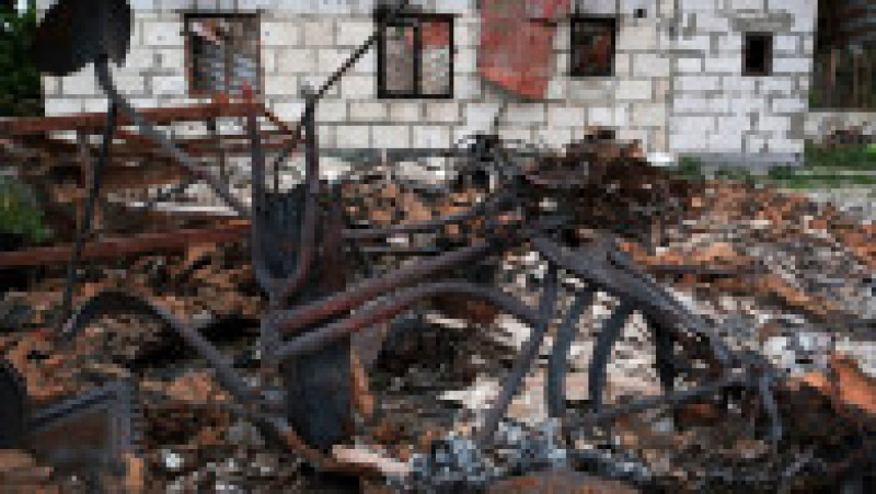 Un tanc ars a fost lăsat într-o zonă rezidențială din Moshun, provincia Kiev. Foto: Profimedia Images | Poza 9 din 22