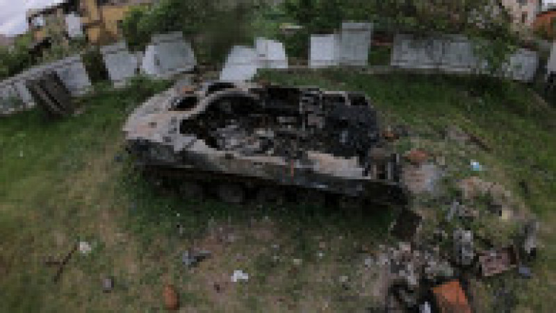 Un tanc ars a fost lăsat într-o zonă rezidențială din Moshun, provincia Kiev. Foto: Profimedia Images | Poza 10 din 22