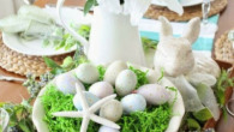 8-decor-din-oua-flori-iarba-si-vase-ceramice-pentru-masa-de-Pasti | Poza 6 din 9