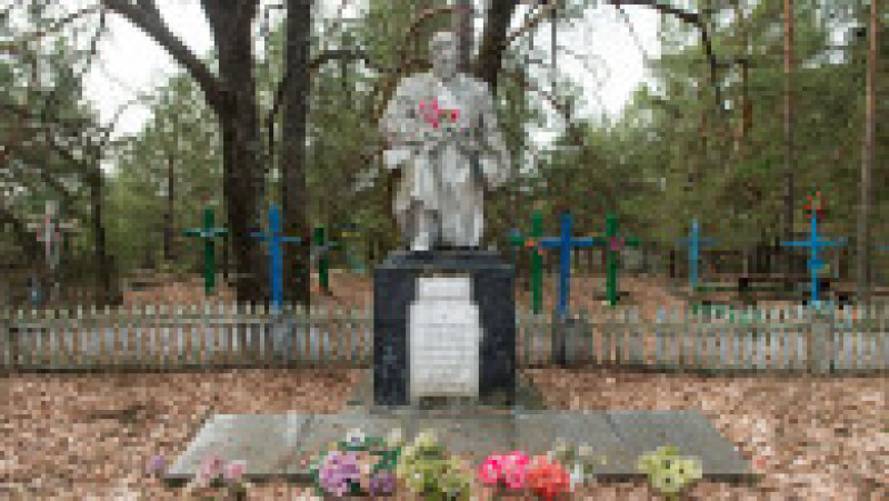 DSC 4732 - monument al eroilor celui de-al doilea razboi mondial in cimitirul din apropierea satului opatcici | Poza 5 din 20