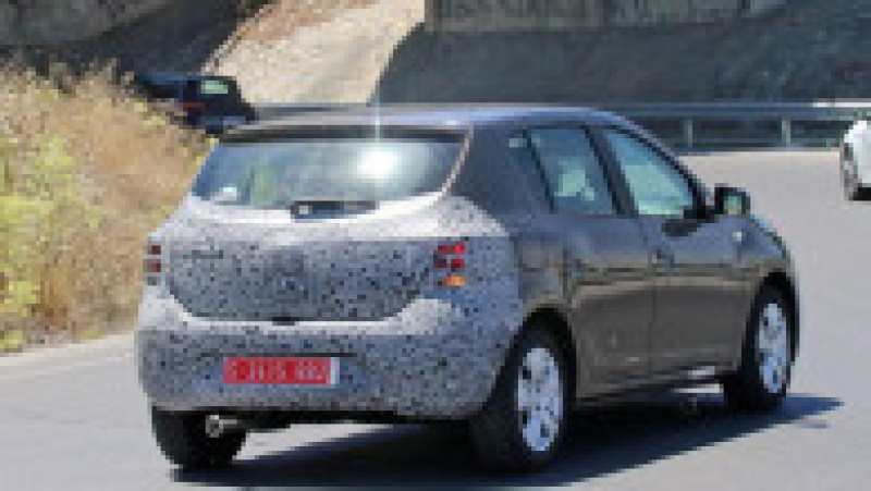 2017-dacia-sandero-facelift-spy-photo 1 | Poza 2 din 4