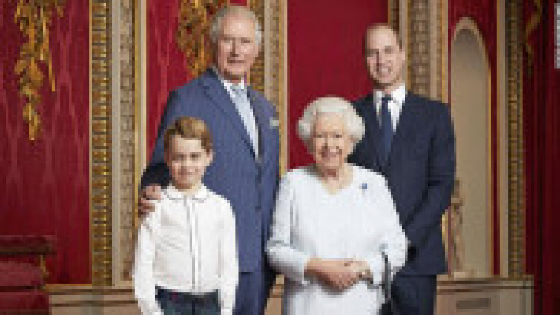 Regina Elisabeta a II-a a Marii Britanii și cele trei generații de moștenitori ai tronului: Prințul Charles, Prințul William și Prințul George | Poza 42 din 44