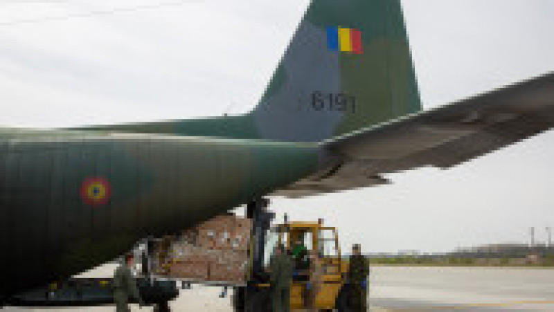 Transport de materiale sanitare cu C-130 Hercules
Foto: Adrian Sultanoiu / CER SENIN – Revista Fortelor Aeriene | Poza 2 din 13