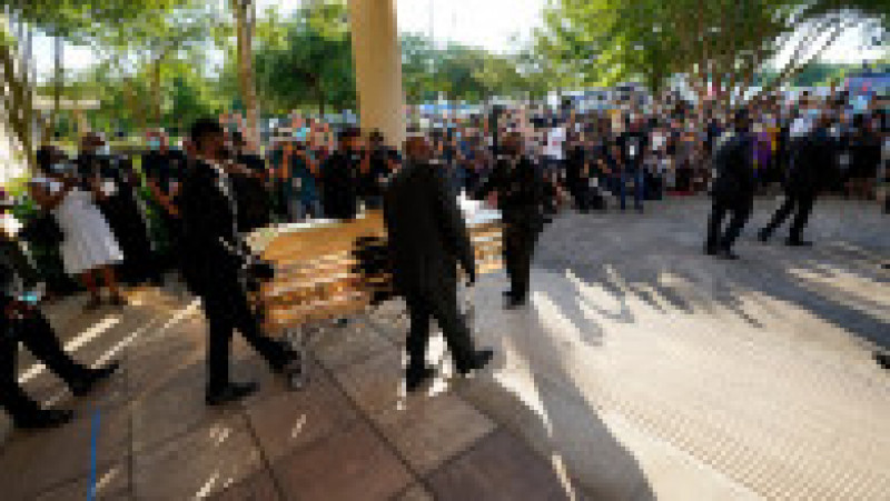 Pallbearers move the casket of George Floyd after a public viewing at the Fountain of Praise church Monday, June 8, 2020, in Houston.,Image: 529142556, License: Rights-managed, Restrictions: , Model Release: no | Poza 2 din 4
