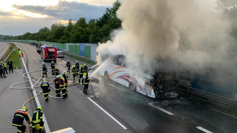 Un autocar cu români a luat foc în Austria
