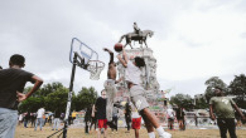 RICHMOND, VA - JUNE 19: People playing basketball by the Lee statue on June 19, 2020 in Richmond, United States. Juneteenth commemorates June 19, 1865, when a Union general read orders in Galveston, Texas stating all enslaved people in Texas were free according to federal law. (Photo by Eze Amos/Getty Images) | Poza 2 din 6