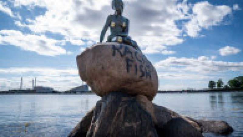 Statuia "Mica Sirenă" din Copenhaga a fost vandalizată. FOTO: Profimedia Images | Poza 4 din 4