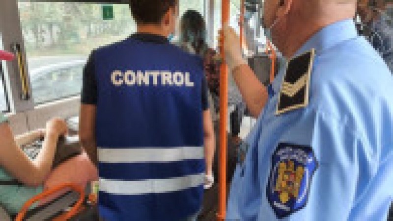 STB introduce supracontrol în tramvaie și autobuze. Foto cu caracter ilustrativ: Poliția locală București | Poza 2 din 7