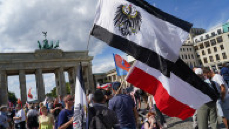 Protestatari cu steagul Imperiului German (1871-1918) și Prusiei (1525-1701; 1701-1871; 1871-1918; 1918-1947) la marșul extremiștilor de dreapta din Berlin. Foto: Getty Images | Poza 2 din 5