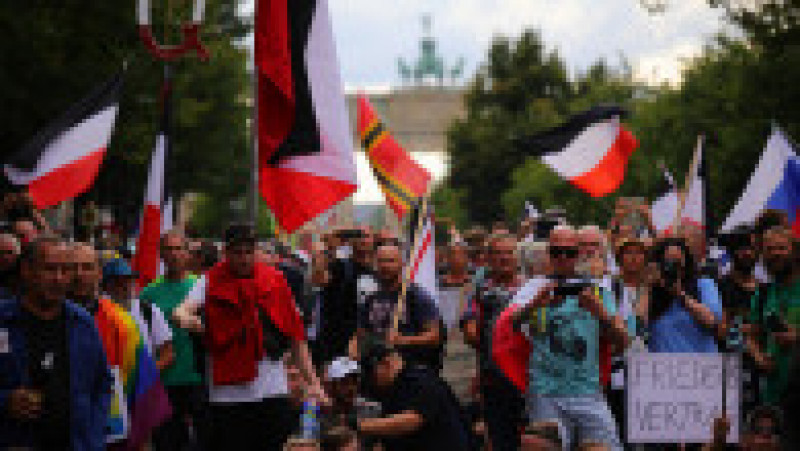 Protestatari cu steaguri ale Imperiului German. Foto: Getty Images | Poza 1 din 5