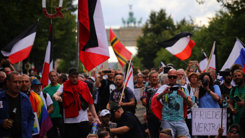 Protestatari cu steaguri ale Imperiului German. Foto: Getty Images