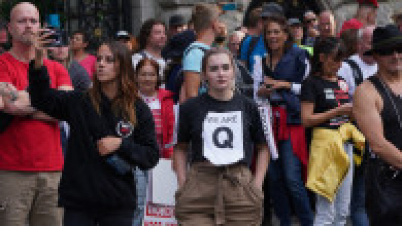 Tânără cu un tricou inscripționat QAnon, la protestele extremiștilor din Berlin. Foto: Getty Images | Poza 4 din 5
