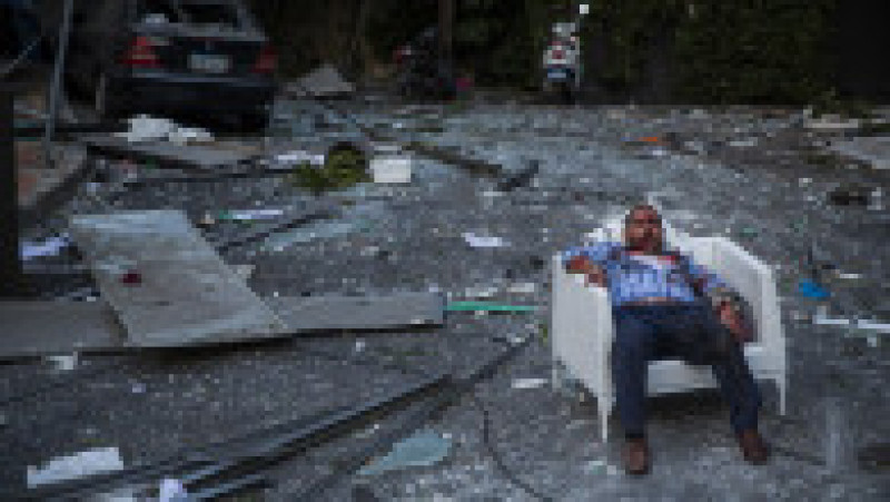 Un bărbat rănit în urma exploziei din Beirut este așezat pe un fotoliu. Foto: Getty Images | Poza 10 din 10