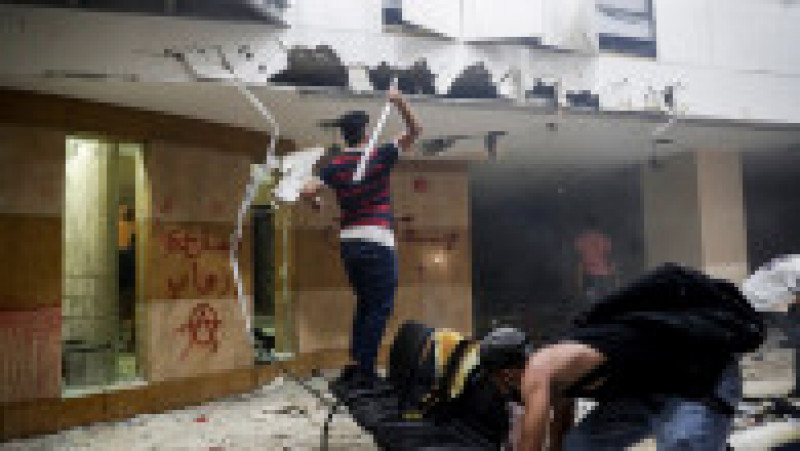 Protestatari furioși devastează sediul Asociației Băncilor din Beirut Foto: Profimedia | Poza 3 din 11