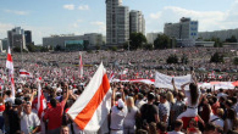 Protestatarii se adună în Piața Eroilor din Minsk duminică, 16 august 2020, pentru „Marșul libertății”, cel mai amplu miting împotriva realegerii președintelui Aleksandr Lukașenko Foto: Profimedia | Poza 2 din 4