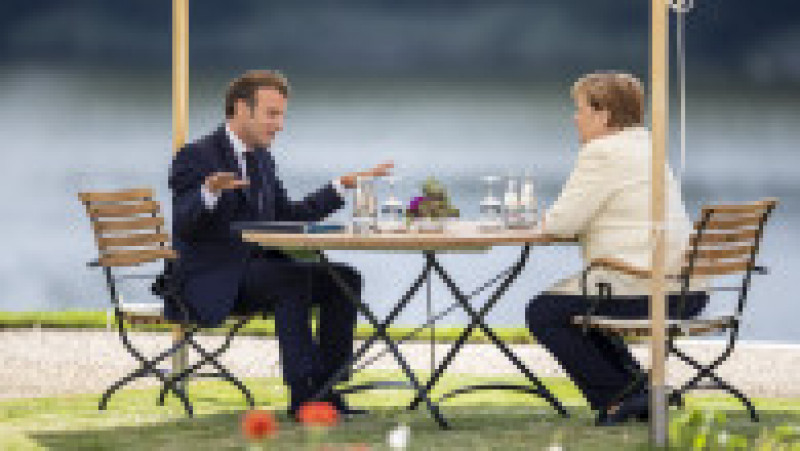 Angela Merkel discută informal cu președintele francez Emmanuel Macron Foto: Profimedia Images | Poza 30 din 41