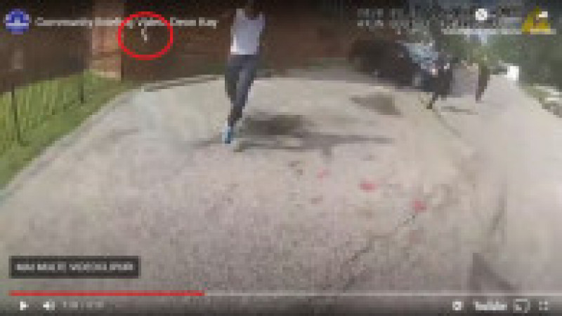 Momentul în care tânărul Deon Kay aruncă arma. Sursa foto: YouTube | Poza 2 din 3