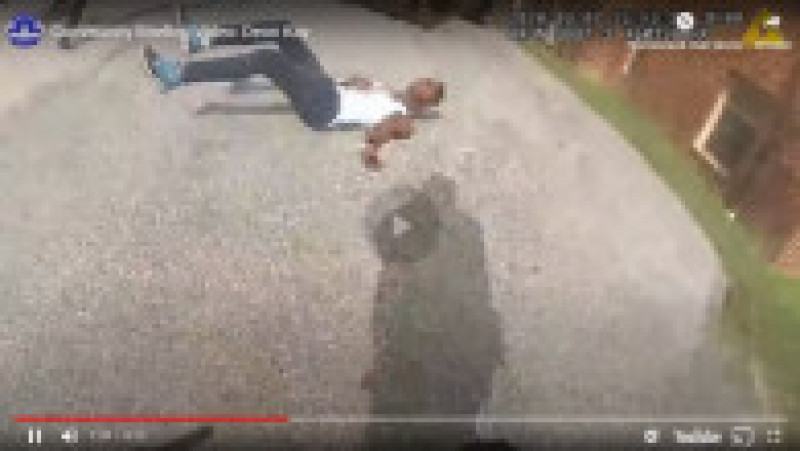 Deon Kay cade la pământ după ce polițistul a tras asupra lui. Sursa foto: YouTube | Poza 3 din 3