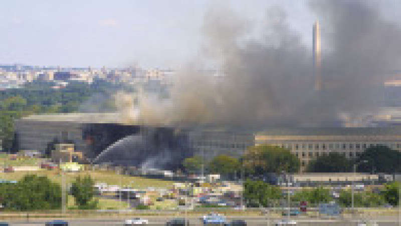 394262 03: Smoke comes out from the west wing of the Pentagon building September 11, 2001 in Arlington, Va., after a plane crashed into the building and set off a huge explosion. (Photo by Alex Wong/Getty Images) | Poza 15 din 19
