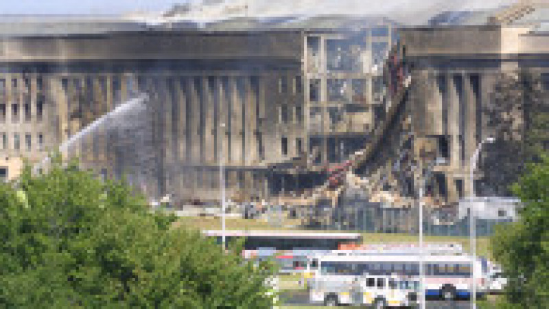 394262 07: Smoke comes out from the Southwest E-ring of the Pentagon building September 11, 2001 in Arlington, Va., after a plane crashed into the building and set off a huge explosion. (Photo by Alex Wong/Getty Images) | Poza 16 din 19