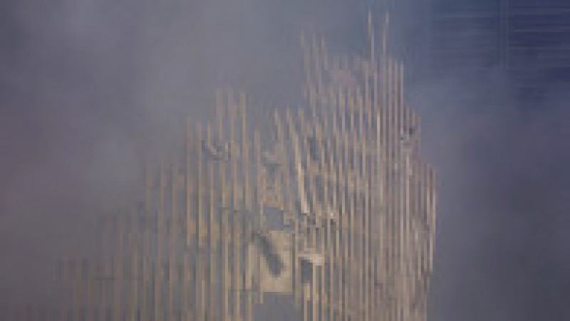 394277 08: Smoke cover a destoryed building at the World Trade Center after two hijacked planes crashed into the Twin Towers September 11, 2001 in New York. (Photo by Ron Agam/Getty Images) | Poza 6 din 19