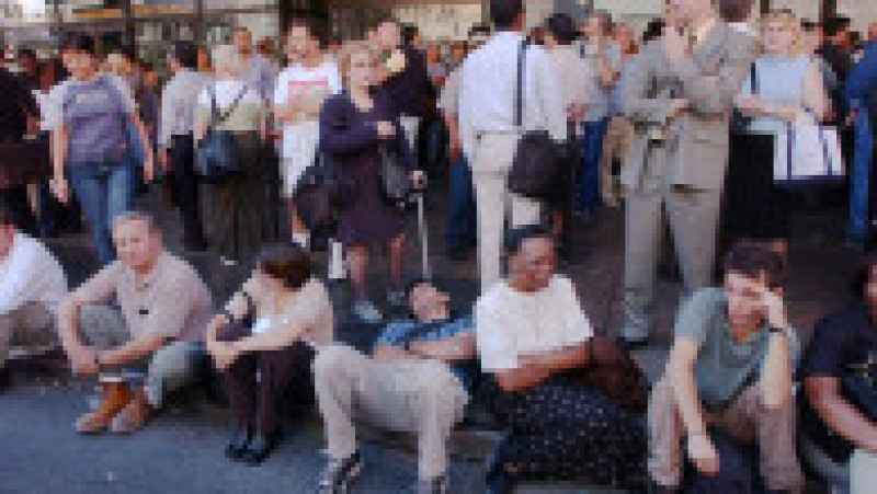 394261 160: People wait for buses at the Port Authority bus station September 11, 2001 after two hijacked airplanes slammed into the World Trade Center twin towers in New York City. (Photo by Spencer Platt/Getty Images) | Poza 10 din 19