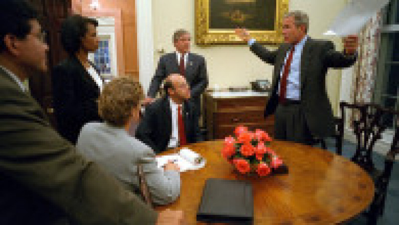 394509 03: U.S. President Geroge W. Bush (R) speaks to his staff inside the private dinning room September 11, 200 at The White House prior to his address to the nation about the terrorist attacks on the U.S. With the president are (L to R) White House Counsel Al Gonzalez, National Security Adviser Condoleezza Rice, Presidential Counselor Karen Hughes, Press Secretary Ari Fleischer, and Chief of Staff Andy Card. (Photo by Paul Morse/The WHite House/Getty Images) | Poza 19 din 19