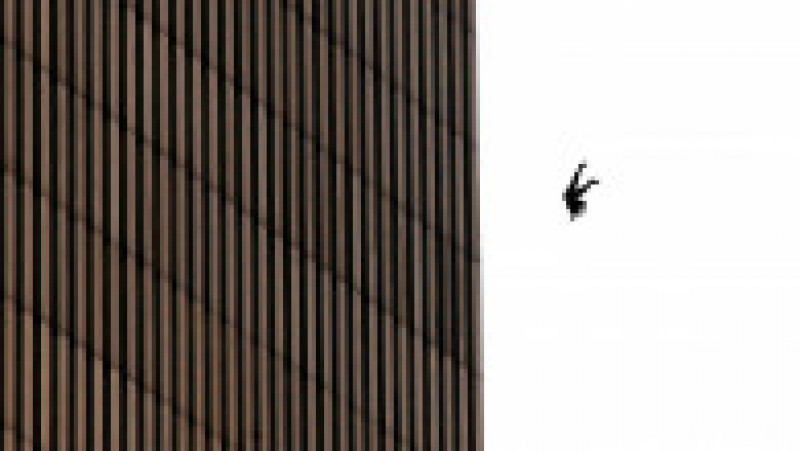 394263 22: (PUERTO RICO OUT) A man falls to his death from the World Trade Center after two planes hit the twin towers September 11, 2001 in New York City in an terrorist attack. (Photo by Jose Jimenez/Primera Hora/Getty Images) | Poza 4 din 19