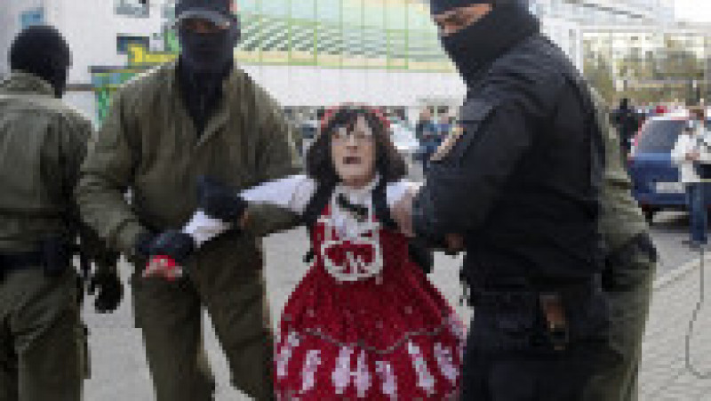 O femeie este arestată la Minsk, la Marșul Solidarității, acțiune de protest la adresa președintelui din Belarus Aleksandr Lukașenko Foto: Profimedia | Poza 1 din 5