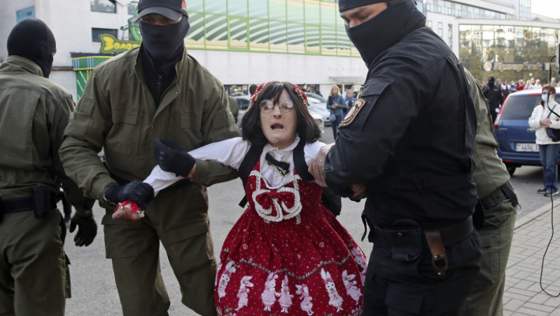 O femeie este arestată la Minsk, la Marșul Solidarității, acțiune de protest la adresa președintelui din Belarus Aleksandr Lukașenko Foto: Profimedia