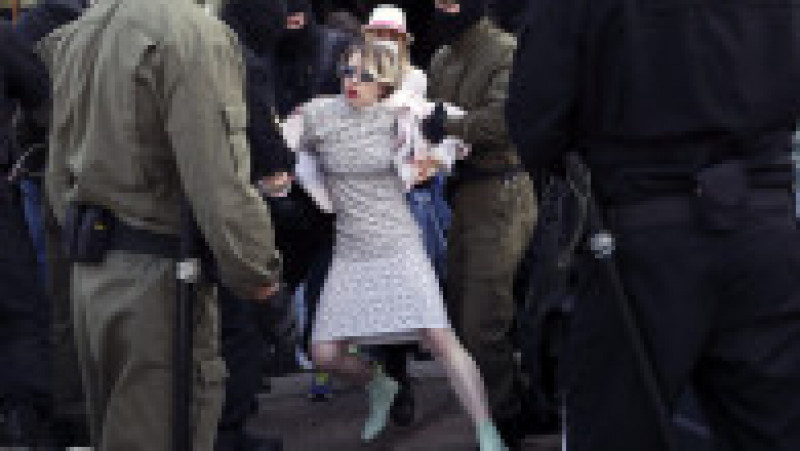 O femeie este arestată la Minsk, la Marșul Solidarității, acțiune de protest la adresa președintelui din Belarus Aleksandr Lukașenko Foto: Profimedia | Poza 4 din 5