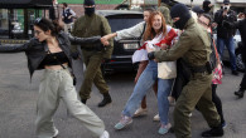 O femeie este arestată la Minsk, la Marșul Solidarității, acțiune de protest la adresa președintelui din Belarus Aleksandr Lukașenko Foto: Profimedia | Poza 3 din 5
