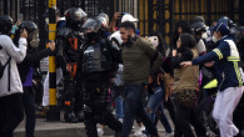 Un ofițer de poliție arestează un protestatar
în Bogota, Columbia. Foto: Guillermo Legaria/ Getty Images | Poza 2 din 4