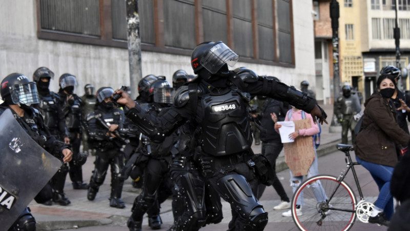 Un polițist aruncă o grenadă cu gaze lacrimogene pentru a dispersa protestatarii. Foto: Guillermo Legaria/ Getty Images