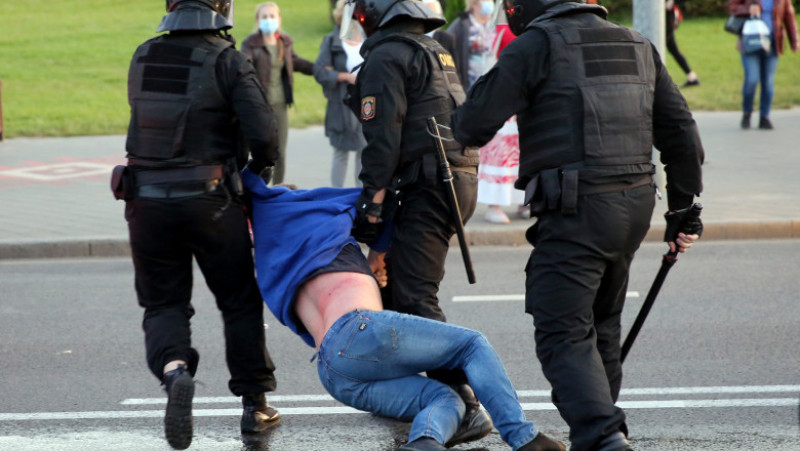 Protestatar bătut la Minsk, după c
e manifestația care a izbucnit după depunerea jurământului de președinte de către Aleksandr Lukașenko a fost reprimată în forță Foto: Profimedia