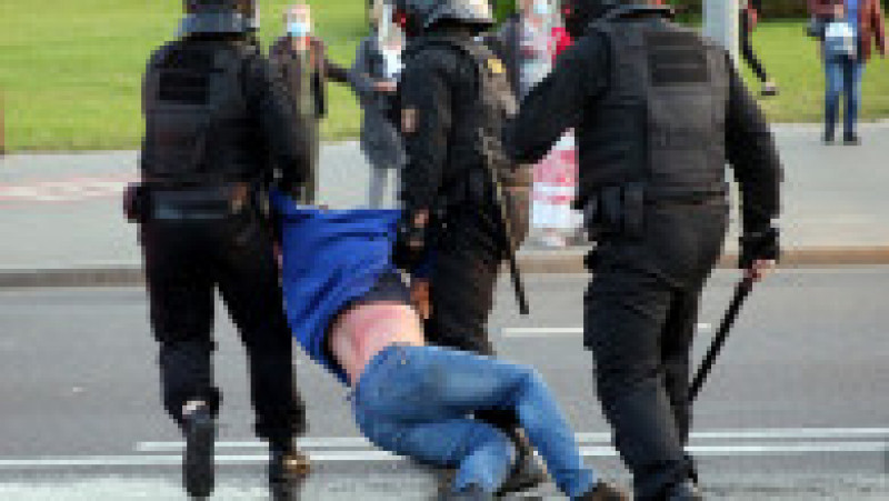 Protestatar bătut la Minsk, după c
e manifestația care a izbucnit după depunerea jurământului de președinte de către Aleksandr Lukașenko a fost reprimată în forță Foto: Profimedia | Poza 1 din 5
