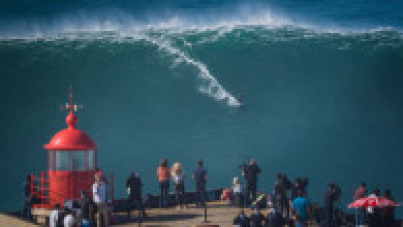 Valuri mari la Nazare, raiul surferilor Foto: Profimedia | Poza 1 din 3