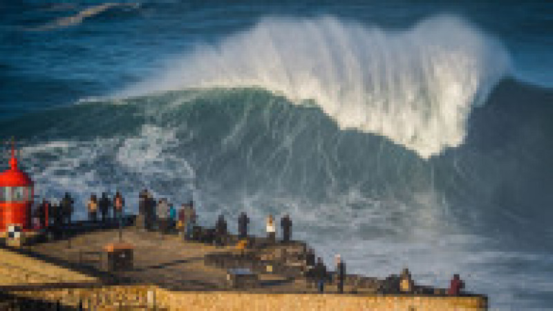 Valuri mari la Nazare, raiul surferilor Foto: Profimedia | Poza 2 din 3