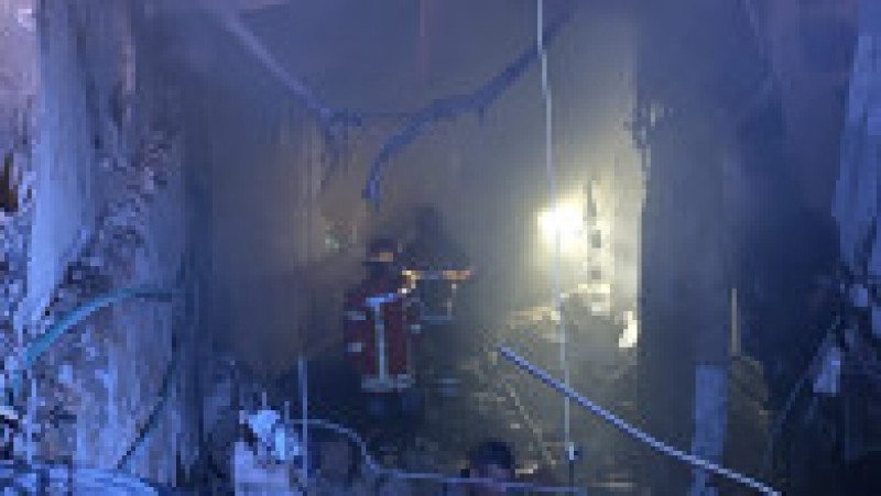 Pompieri într-o clădire distrusă după explozie. Foto: Profimedia Images | Poza 4 din 7