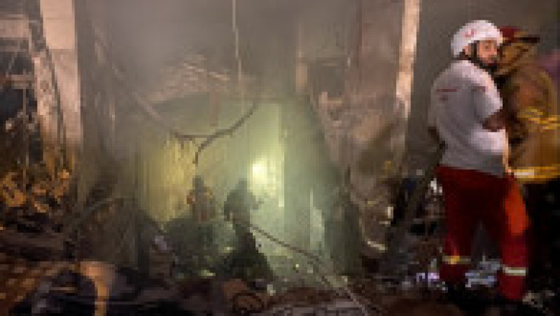 Pompieri într-o clădire distrusă. Foto: Profimedia Images | Poza 6 din 7