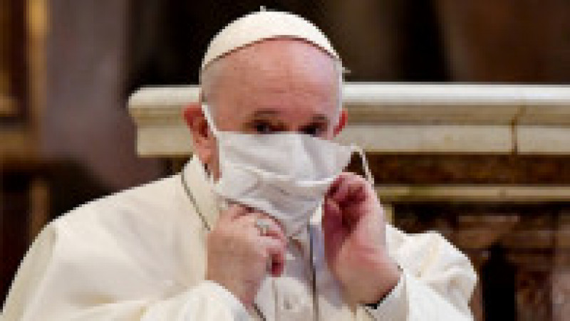 Papa Francisc își aranjează masca. Foto: Profimedia Images | Poza 2 din 7