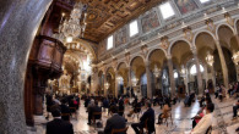 Publicul care asistă la un serviciu interreligios de rugăciune pentrui pace, alături de Papa Francisc, în biserica Santa Maria din Aracoeli, la Roma Foto: Profimedia | Poza 1 din 7