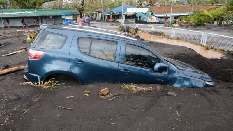O mașină este îngropată în noroiul adus de super-taifunul Goni, în provincia Albay din Filipine Foto: Profimedia