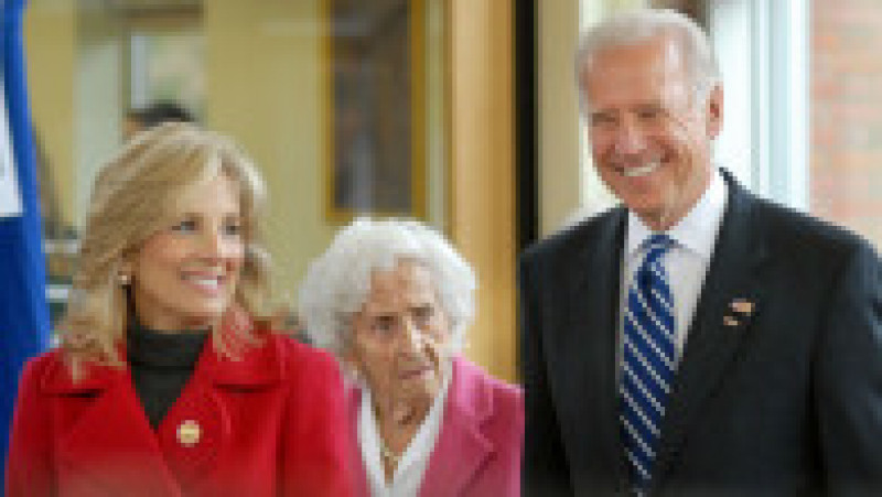 Joe Biden merge la vot în 2008 împreună cu mama, Jean Biden (centru) și soția Jill Biden Foto: Guliver/GettyImages | Poza 8 din 12