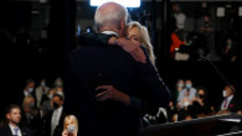 Jill Biden îl îmbrățișează pe Joe Biden după prima dezbatere prezidențială din septembrie 2020
Foto: Guliver/GettyImages | Poza 4 din 12